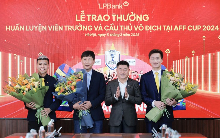 LPBank trao thưởng cho HLV trưởng Kim Sang-sik và cầu thủ vô địch tại AFF Cup