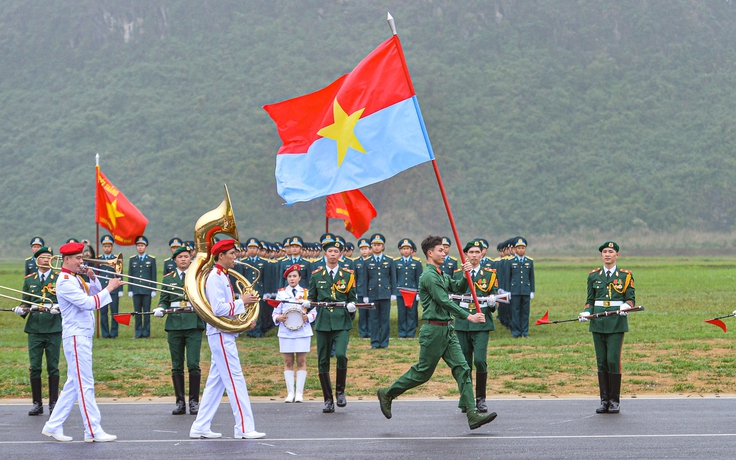 Lá cờ đặc biệt trong buổi hợp luyện kỷ niệm 50 năm thống nhất đất nước