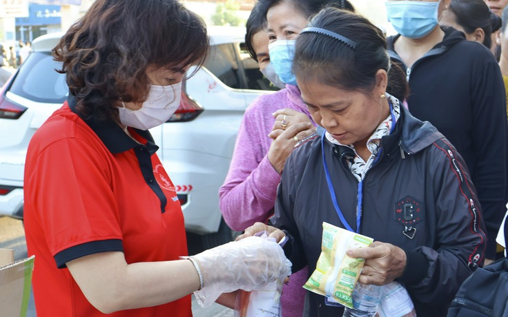 TP.HCM nghĩa tình: Trước Bệnh viện Nhi đồng 1 có 'bánh mì của dì'