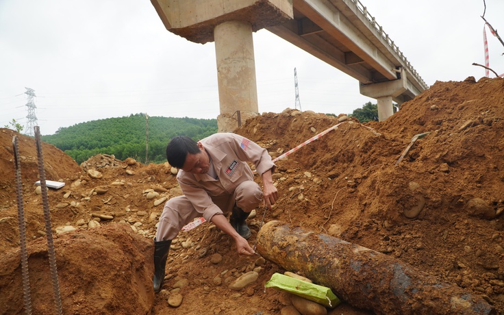 Liên tiếp phát hiện quả bom lớn ở Quảng Bình và Quảng Trị