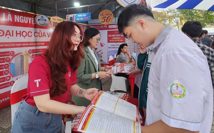 Sôi động gian hàng tư vấn ở Quảng Bình: Thích thú thông tin tuyển sinh mới