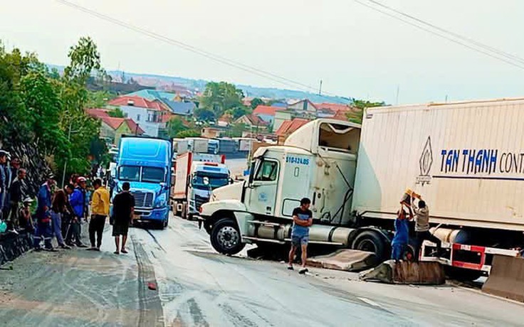 Quảng Bình: Xe container đâm dải phân cách, hàng trăm phương tiện kẹt cứng trên QL1