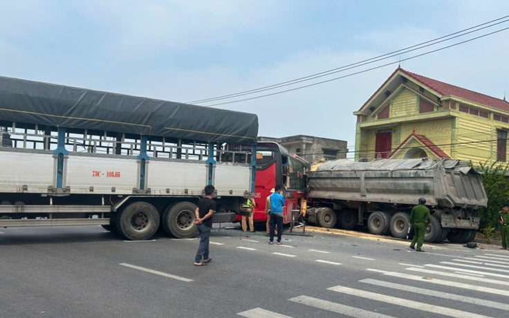 Quảng Bình: Tai nạn liên hoàn, 8 người bị thương