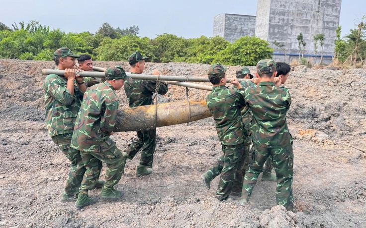 Phát hiện bom, đạn pháo trong lúc đào ao chứa nước