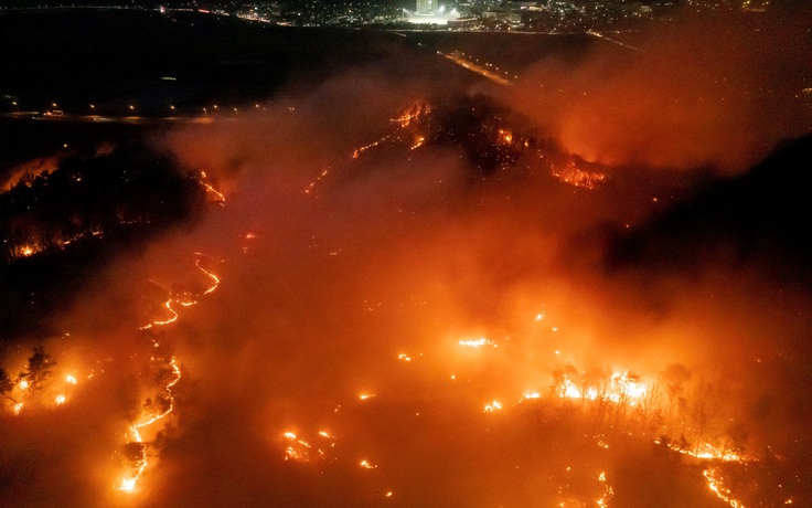 Cháy rừng Hàn Quốc: 15 người chết, chùa 1.300 năm tuổi bị thiêu rụi