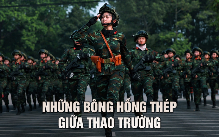 Nữ chiến sĩ biệt động luyện tập diễu binh cho ngày kỷ niệm 50 năm đất nước thống nhất