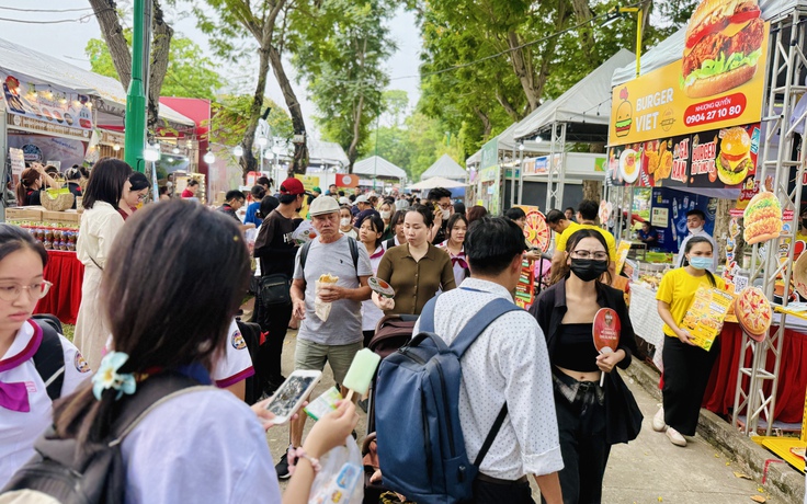 Vì sao người dân đông nghẹt ở lễ hội bánh mì?