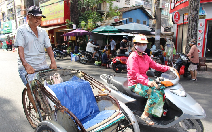Tuổi già mưu sinh: Thương 'bác tài' cao tuổi khắc khoải cuốc xe nhọc nhằn