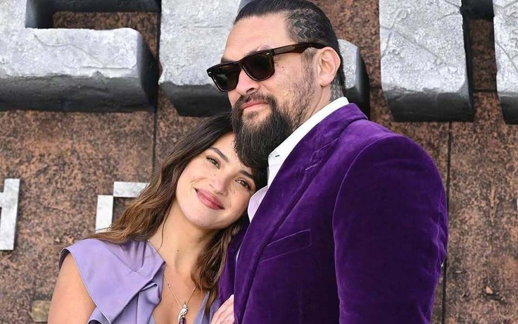 'Aquaman' Jason Momoa công khai tình tứ với người tình sau ly hôn