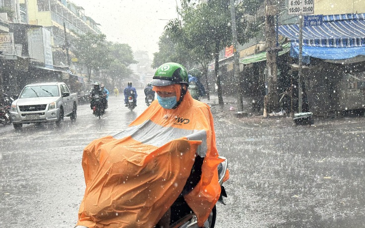 TP.HCM bất ngờ đón mưa kết hợp triều cường cao giữa mùa khô