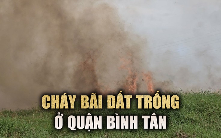 Ôm tài sản tháo chạy vì đám cháy lan uy hiếp khu dân cư