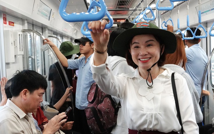 Cán bộ tuyên giáo, dân vận cả nước thích thú trải nghiệm tàu metro ở TP.HCM