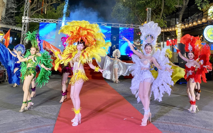 Khu phố Tây ở Đà Nẵng rộn ràng lễ hội Carnaval