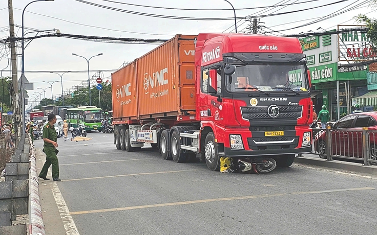 Xe container cuốn xe máy vào gầm ở Bình Chánh, 1 người tử vong