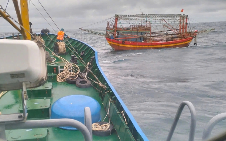 Vượt sóng cao 3 m, Hải đội dân quân thường trực Quảng Trị cứu tàu cá