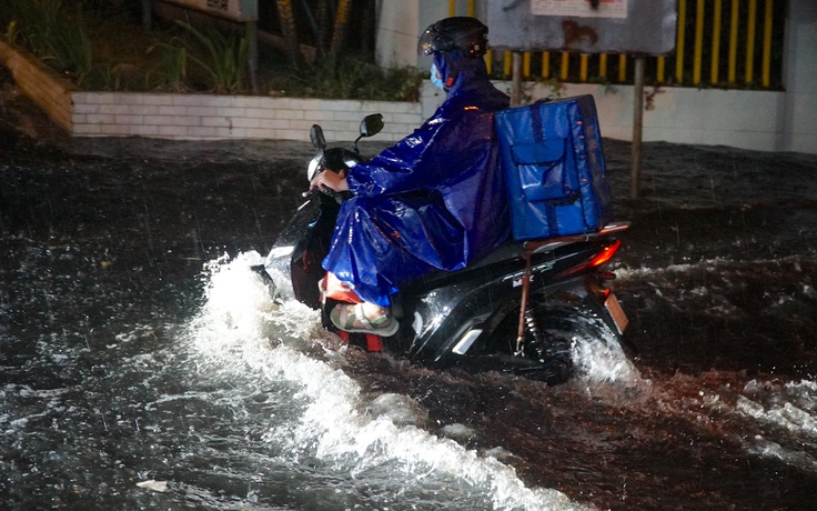 Phố ‘nhà giàu’ Thảo Điền lại ngập lênh láng sau cơn mưa trái mùa chiều nay
