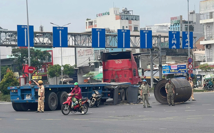 Bất an với xe chở cuộn thép