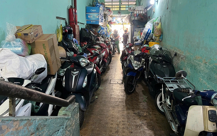 Cát cứ thu phí đỗ xe 'lụi': Xử lý bãi xe chiếm lối thoát hiểm chung cư