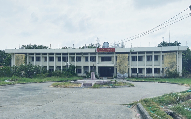 Nhiều trụ sở tại một huyện bị bỏ hoang
