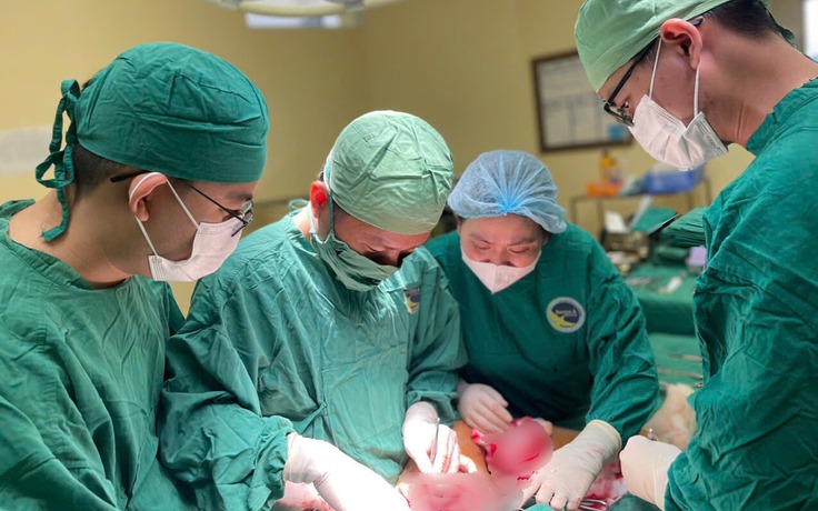 Cô gái mê sảng 'xin bác sĩ uống nước' sau khi bị xe tải cán ngang