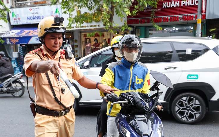 CSGT TP.HCM: Vượt đèn đỏ, leo vỉa hè có xu hướng gia tăng