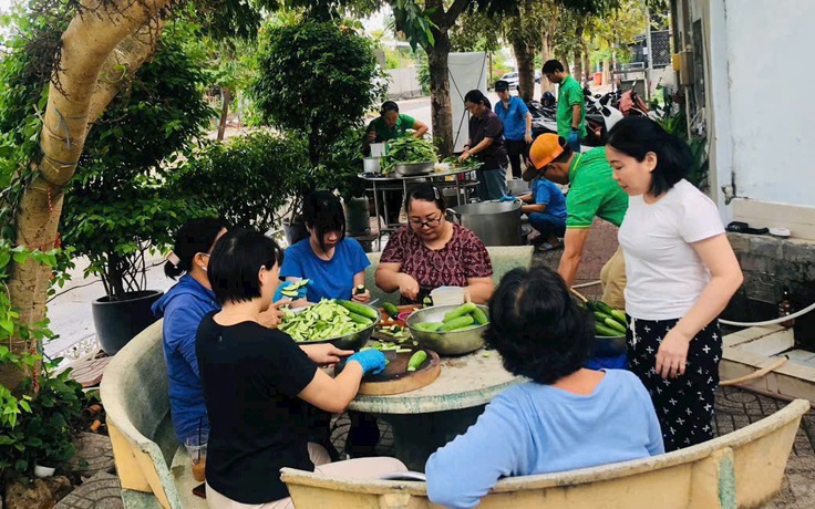 TP.HCM nghĩa tình: Bếp yêu thương trao gửi cơm ngon đến bệnh nhân ung thư