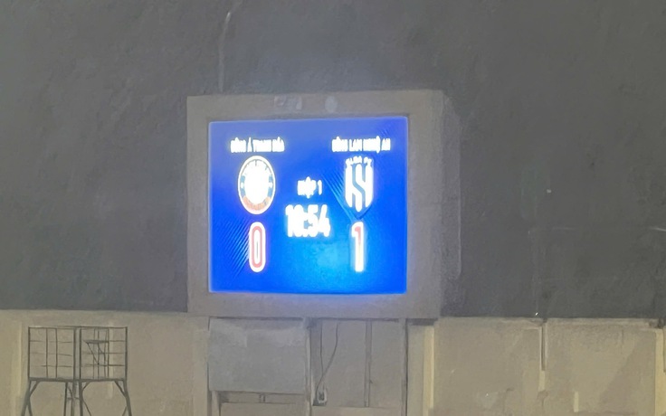 Mưa cực to, có sấm sét: Trận Thanh Hóa đấu SLNA phải ngừng 24 phút