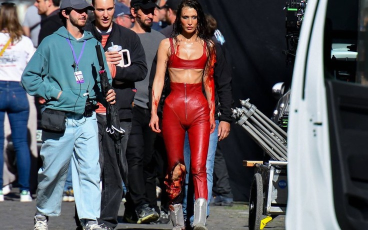 Bella Hadid khiến fan lo lắng với thân hình gầy trơ xương