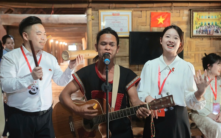 Thanh niên Trung Quốc giao lưu văn nghệ, uống cà phê Buôn Ma Thuột