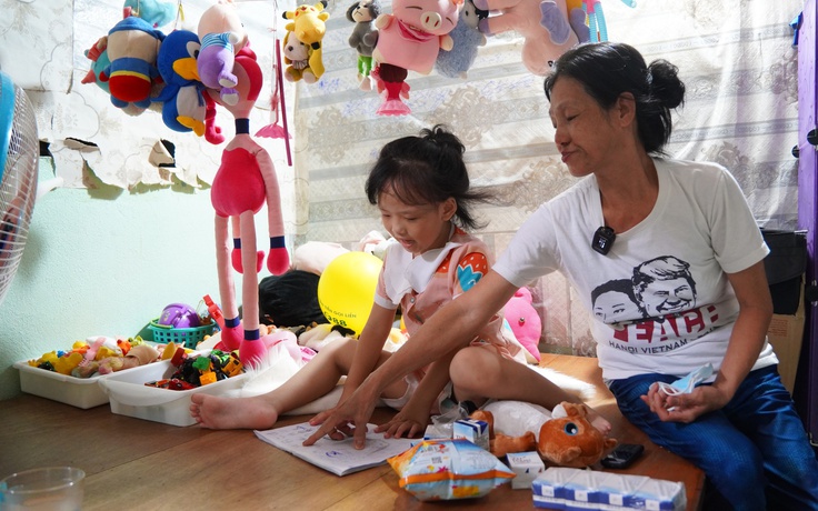 Bà ngoại thất nghiệp chăm cháu mồ côi ở TP.HCM: Mong có mái ấm cưu mang