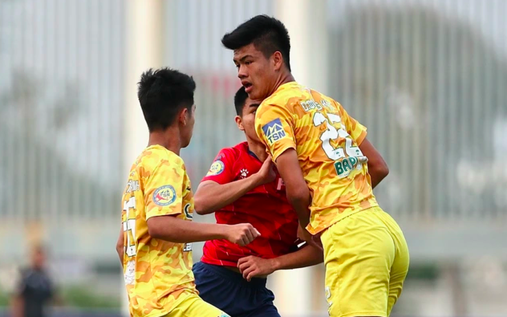 Trung vệ cao 1,95 m của HAGL ‘gõ cửa’ U.22 Việt Nam, thầy Kim có mở không?
