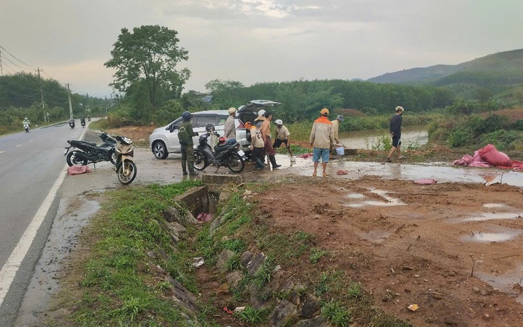 Trú mưa ở chòi rẫy, 7 người bị sét đánh