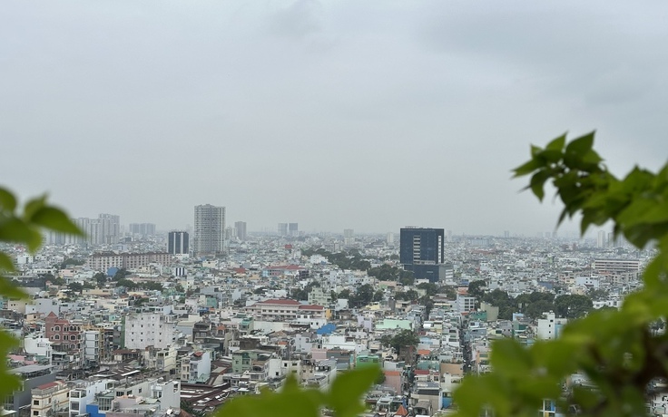 Mây đen xuất hiện từ sáng sớm, hôm nay TP.HCM có mưa trái mùa?
