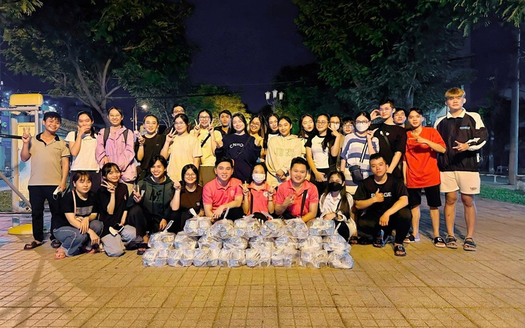 Bát cháo đêm ấm lòng của Sài Gòn Thương 'không cho cái mình có'