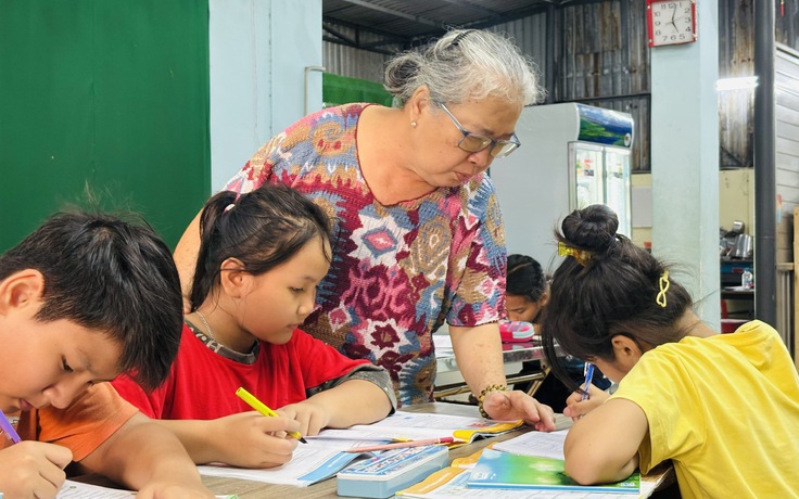 Lớp học tình thương ở Bình Trưng Đông, chuyện phi thường của ngoại Thủy