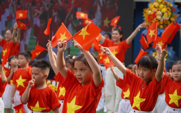 Mầm non TP.HCM đồng diễn từ các điểm cầu với cờ đỏ sao vàng rực rỡ