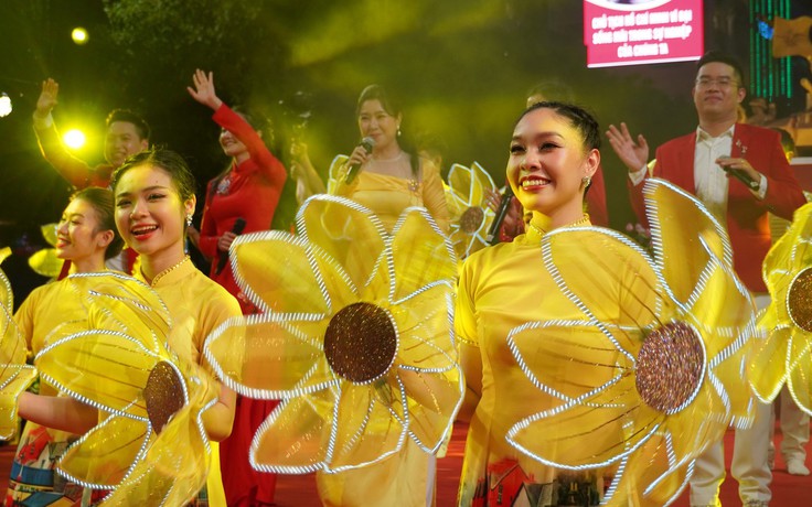 'Bữa tiệc' nghệ thuật trên phố đi bộ Nguyễn Huệ ở TP.HCM