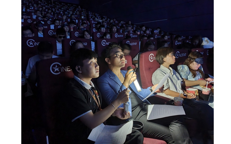 Đưa học sinh khiếm thị 'xem' phim