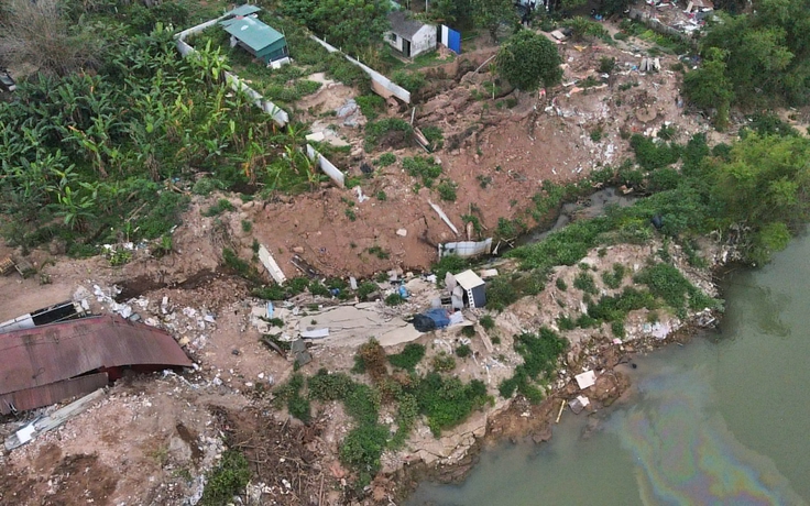 Cận cảnh khu dân cư đối mặt nguy cơ chìm xuống sông Đuống