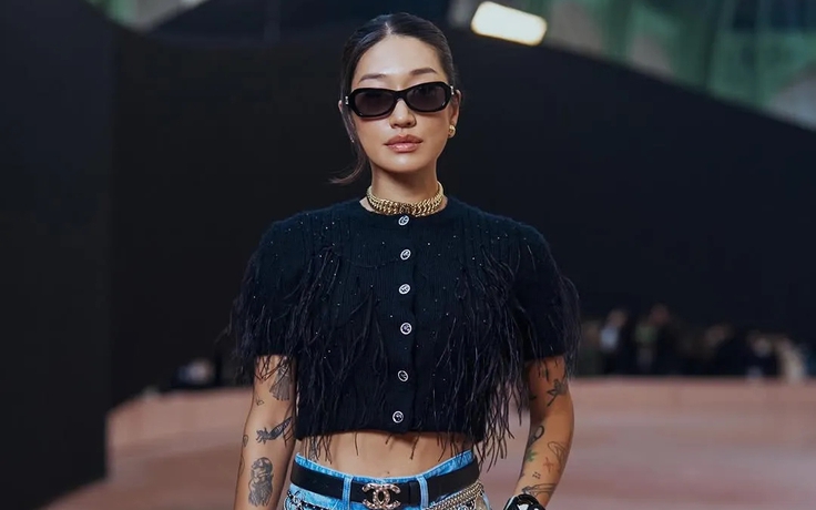 Xu hướng đeo charm cho quần jeans nở rộ trong mùa hè 2025