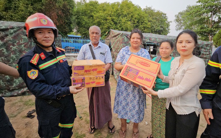 Cảnh sát Việt Nam dựng lều cho người dân không nhà cửa ở Myanmar