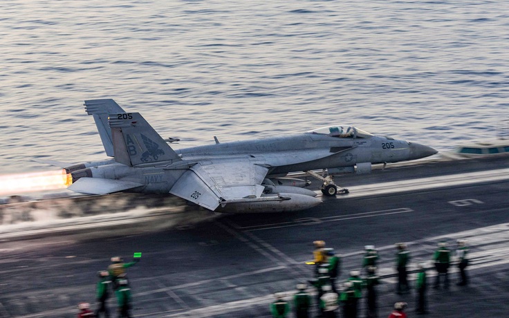 Houthi tuyên bố tấn công tàu sân bay Mỹ 3 lần trong một ngày