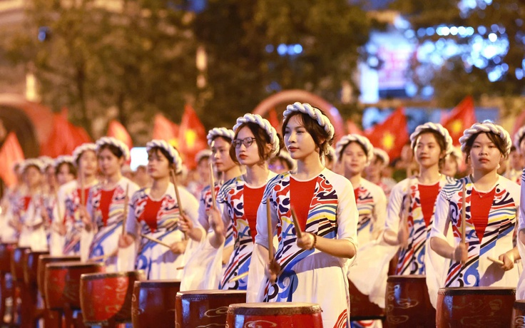 Dàn trống hội hoành tráng bậc nhất biểu diễn trong lễ kỷ niệm 50 năm đất nước thống nhất