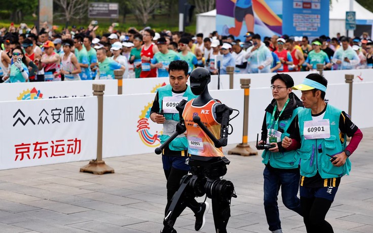 Những màn hài hước khi robot chạy đua với người lần đầu tiên