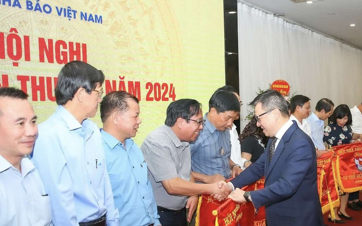 Liên chi Hội Nhà báo Báo Thanh Niên nhận bằng khen của Hội Nhà báo Việt Nam