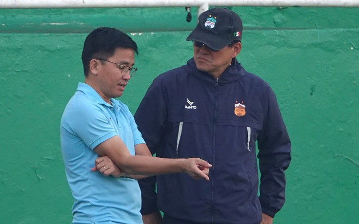 Nóng: Ông Vũ Tiến Thành bị treo 4 trận, trưởng đoàn bị 3 trận vì lăng mạ trọng tài Nóng: Ông Vũ Tiến Thành bị treo 4 trận, trưởng đoàn bị 3 trận vì lăng mạ trọng tài