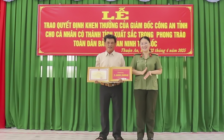 Khen thưởng tài xế chở bị can giết 2 mẹ con đến công an trình báo