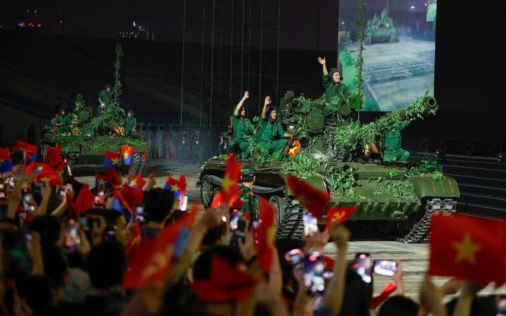 Vỡ òa với xe tăng T-54, pháo hoa, ca khúc hào hùng trong 'Hẹn ước Bắc Nam'
