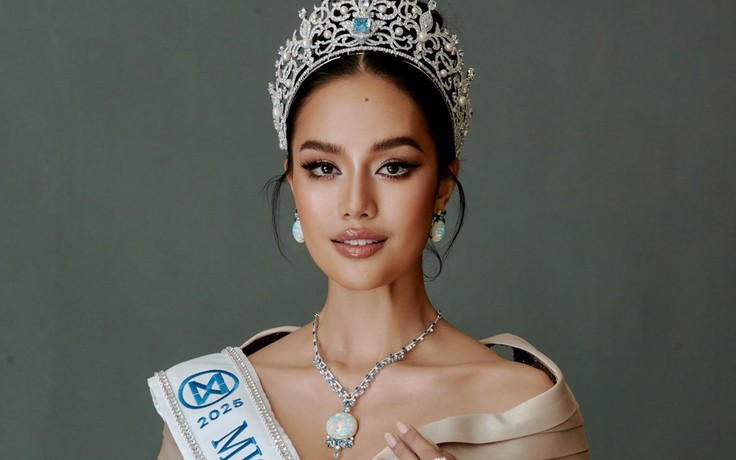 Mỹ nhân Thái Lan bị tổ chức Hoa hậu Hoàn vũ tước danh hiệu