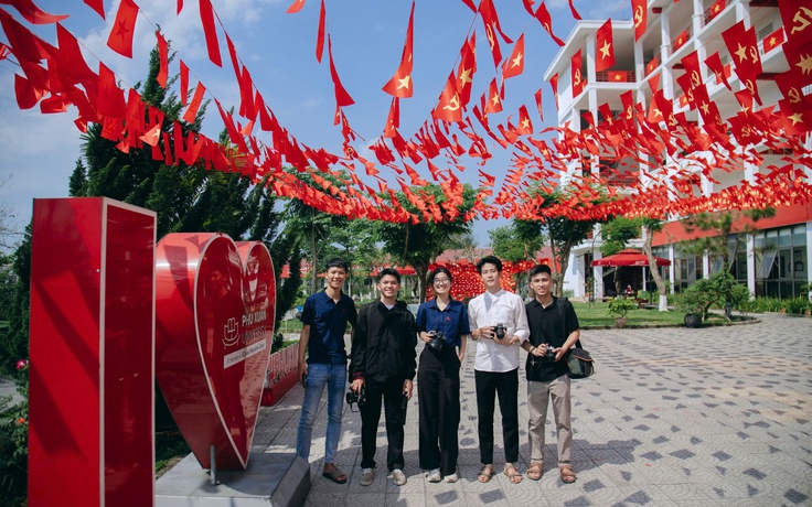 Hòa bình đẹp lắm!: 'Phủ đỏ' trường đại học để lan tỏa lòng yêu nước